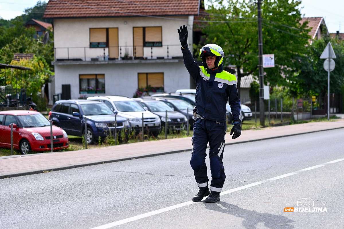 Mladi Bijeljinac u policijskoj uniformi patrolira na motociklu u Loznici i osvaja medalje (FOTO)