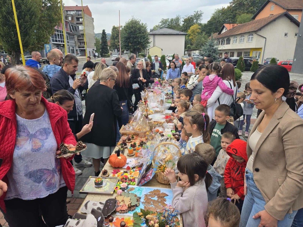 Lopare: Održan jesenji bazar mališana u okviru Dječije nedjelje