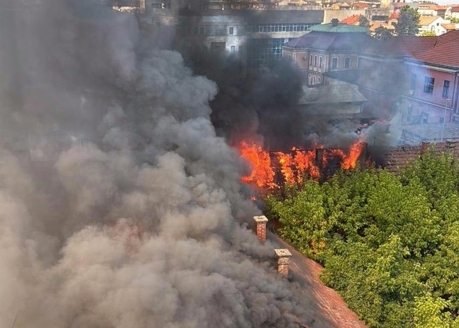 Bijeljina: Gori napuštena kuća, na terenu vatrogasci (FOTO, VIDEO)