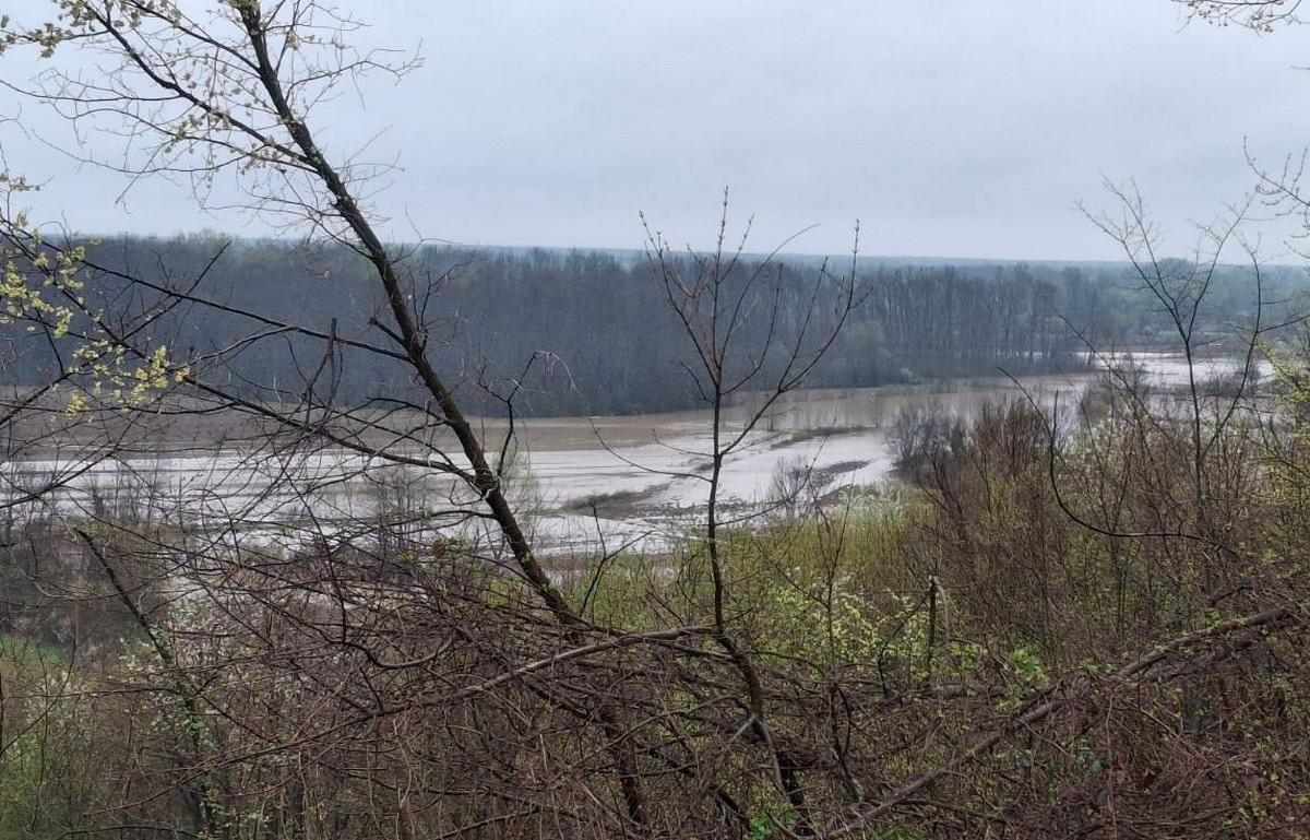 Ugljevik: Neprohodan lokalni put, na drugom se voda izliva na kolovoz (FOTO)