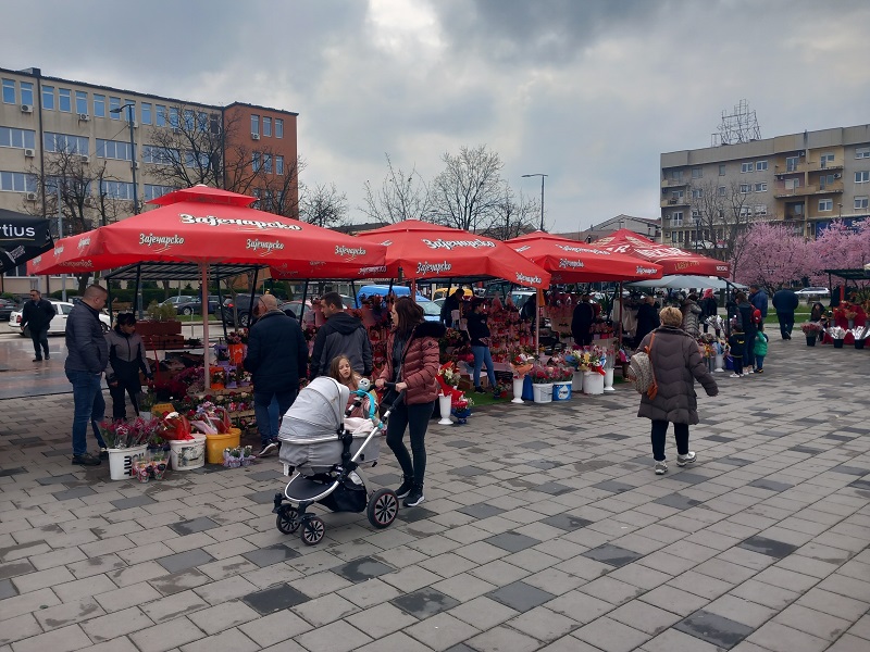 Bijeljina: Bogata ponuda cvijeća za 8. mart, evo šta su Bijeljinci najviše kupovali (FOTO)