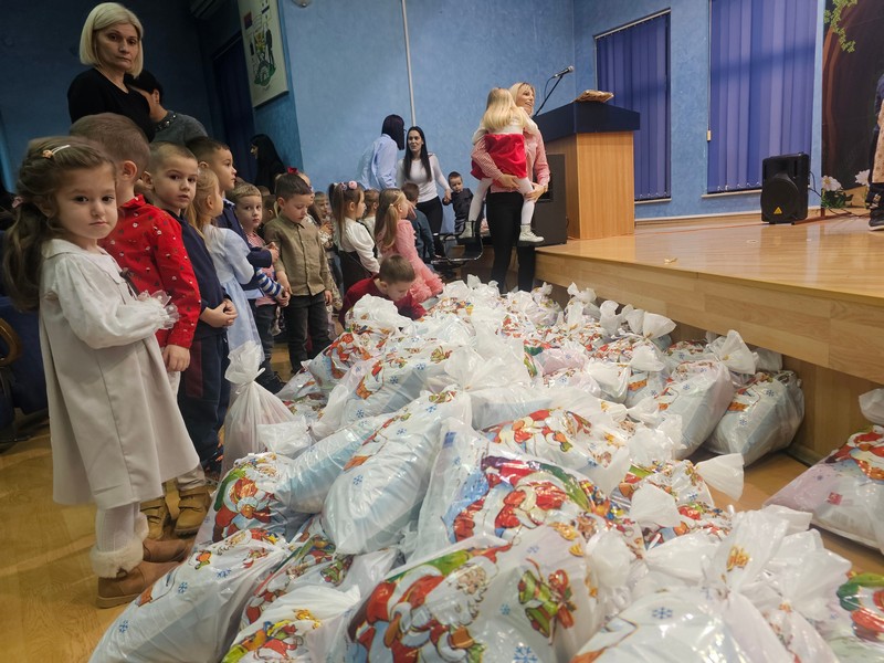 U susret Novoj godini: Ugljevički vrtić „Duško Radović“ obradovao mališane