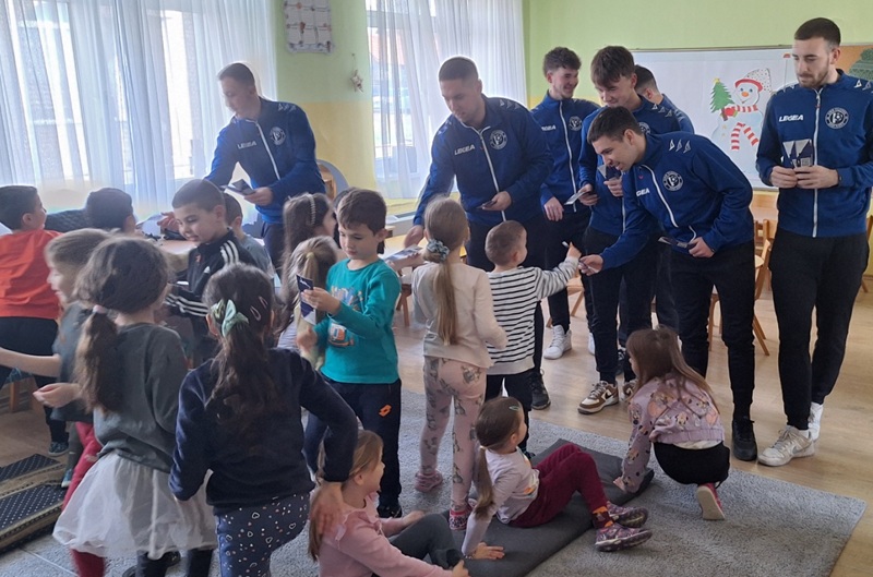 Kmf Radnik Betole u posjeti najmlađim sugrađanima i zdravstvenim radnicima (FOTO)