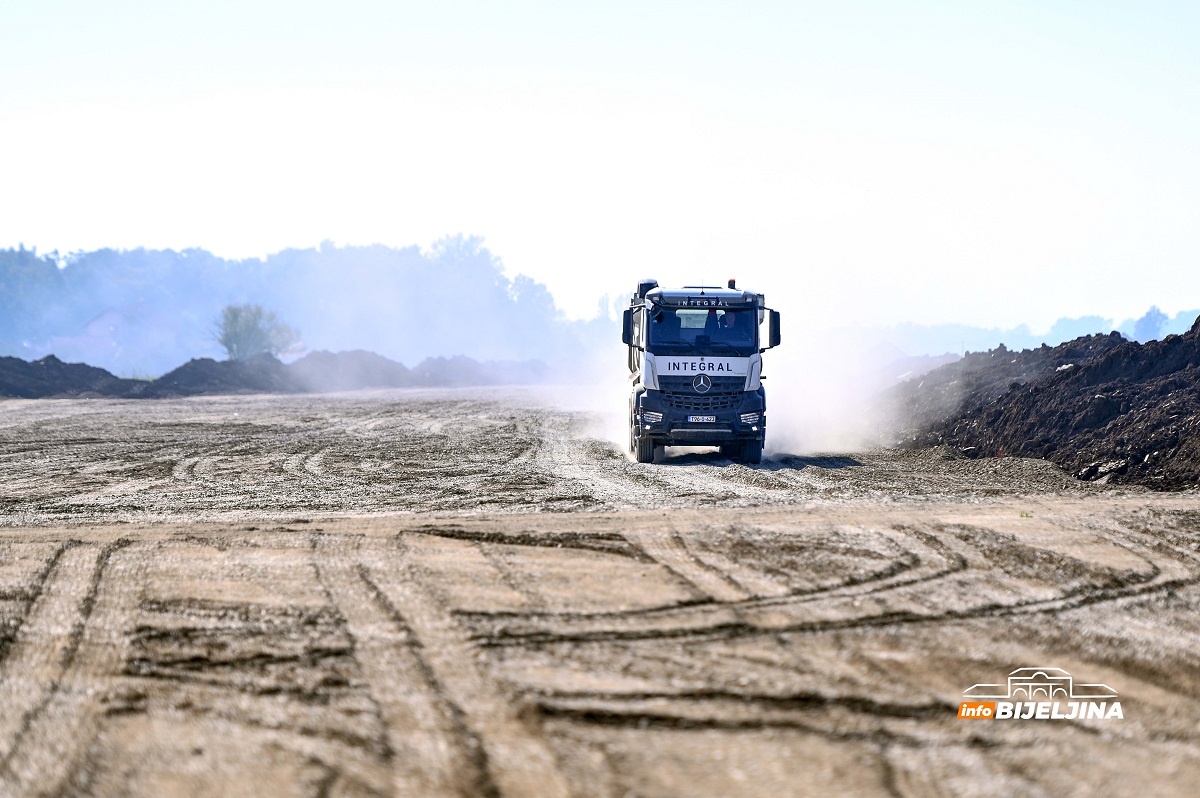 InfoBijeljina na licu mjesta: Autoput Rača - Bijeljina gradi 12 teških mašina i 21 kamion kiper (FOTO, VIDEO)