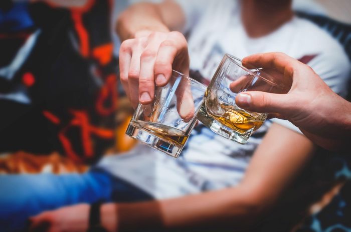 Podaci koji zabrinjavaju: Mladi sve više piju, pa na liječenje odlaze prije tridesete