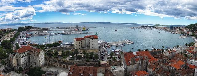 Ženu udario grom dok je plivala: Iz mora je izvukli kupači