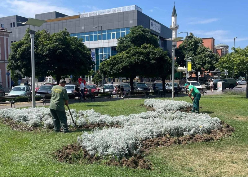 Bijeljina: Cvjetne površine na trgu dobijaju novi izgled, radnici zasukali rukave