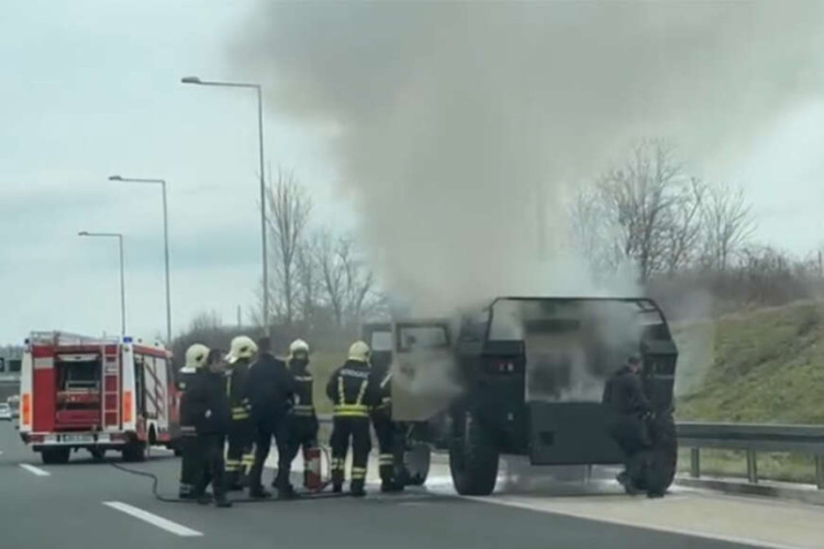 Na auto-putu Banjaluka - Prnjavor izgorilo borbeno vozilo 