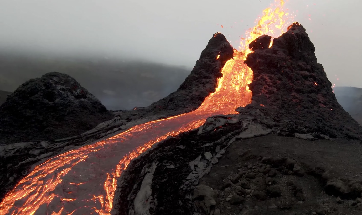 Dron iz zadivljujućeg ugla zabilježio erupciji vulkana (VIDEO)