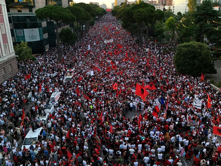 Masovni protesti u Tirani: Demonstranti traže ostavku Edija Rame i prelaznu vladu