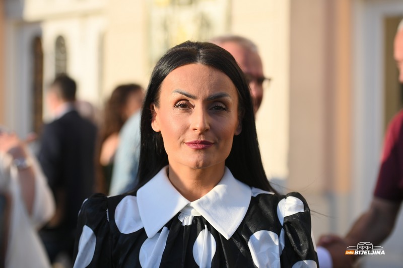 Maturanti Ekonomske i Srednje muzičke škole u Bijeljini večeras slave: Stekli znanje i prijateljstva (FOTO)
