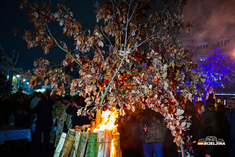 Bijeljina: Nalaganje badnjaka na gradskom trgu (FOTO)