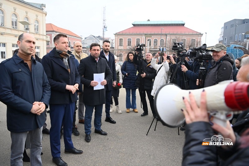 Bijeljina: Počeo protest radnika vrtića, gradonačelnik doveo šefove odjeljenja (FOTO)