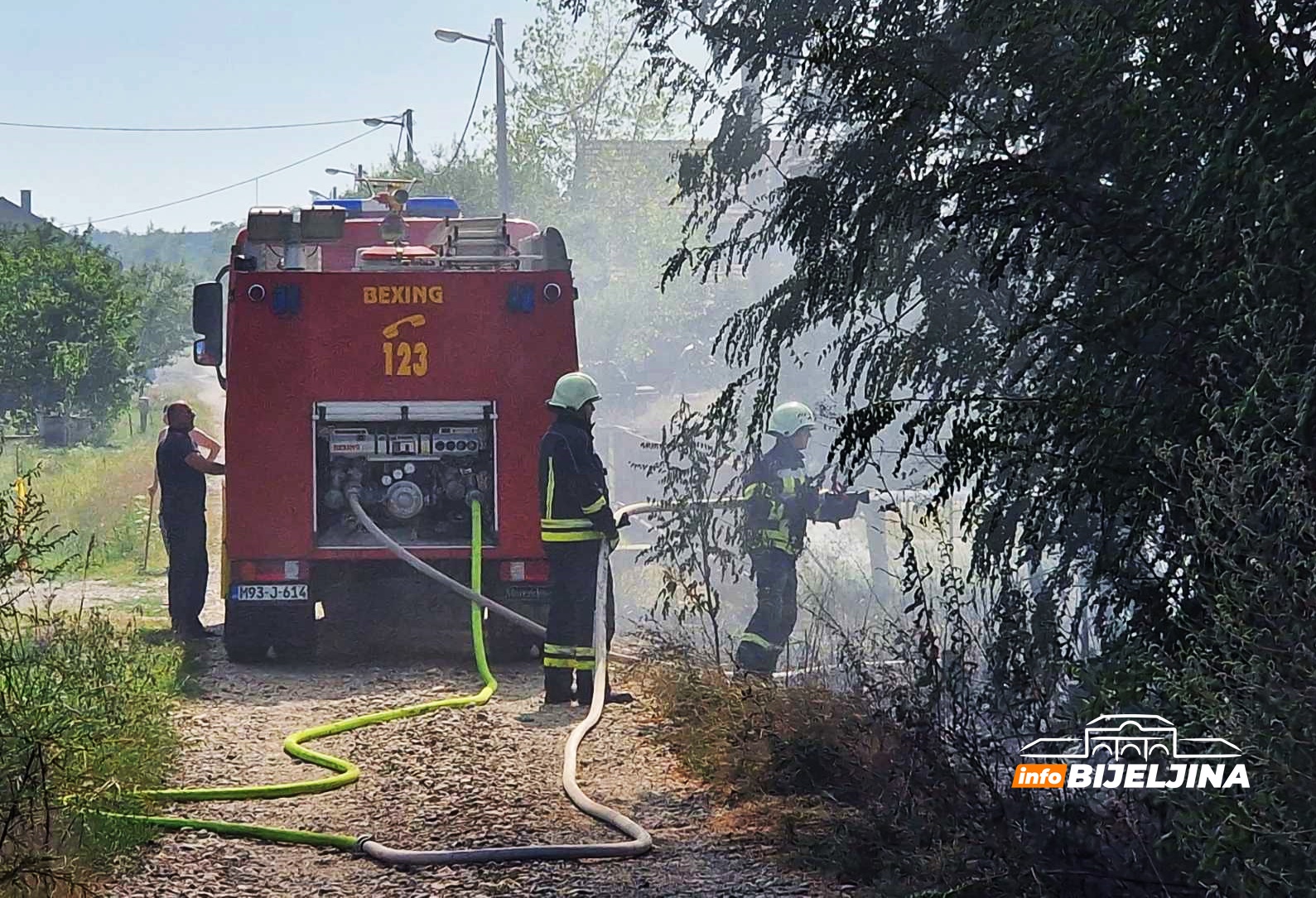 Bijeljina: Lokalizovan požar na napuštenom auto-otpadu (FOTO)