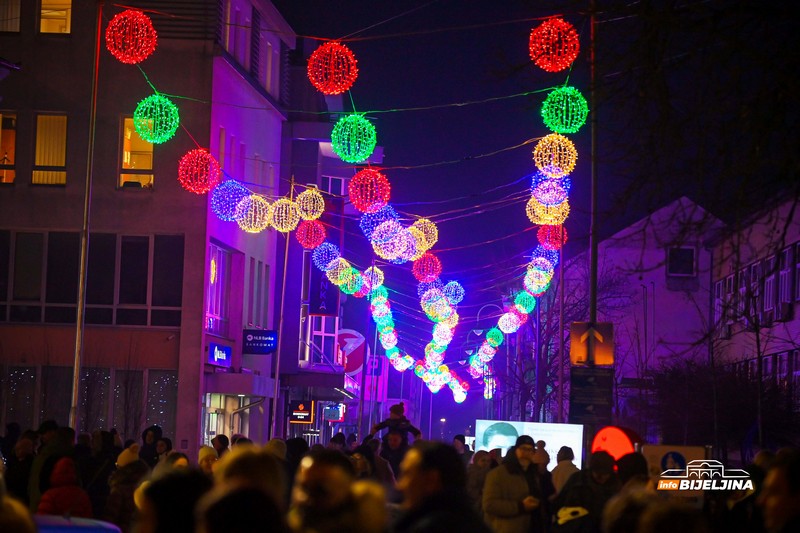 Novogodišnja rasvjeta obasjala Bijeljinu (FOTO)
