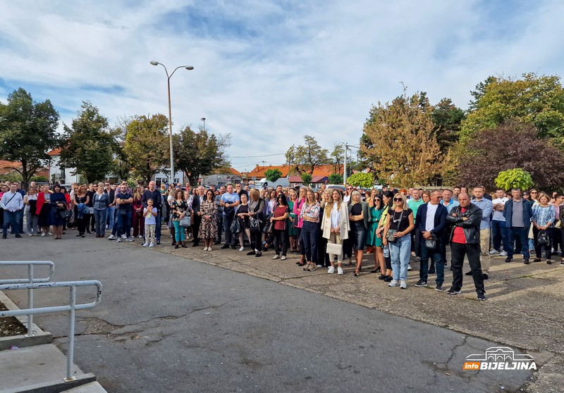 Bijeljina: Održan skup podrške nastavnici koju je povrijedio učenik (FOTO)