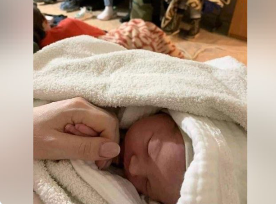 OVA FOTOGRAFIJA JE OBIŠLA SVIJET! Dok su EKSPLOZIJE odzvanjale Kijevom, u skloništu se rodila mala Mia
