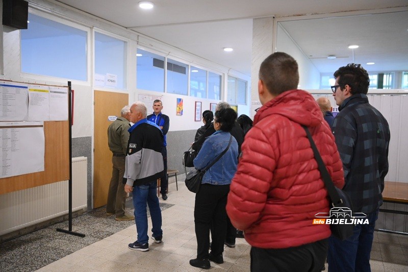 Problemi pri glasanju u Bijeljini: “Velika nervoza među biračima” (FOTO)