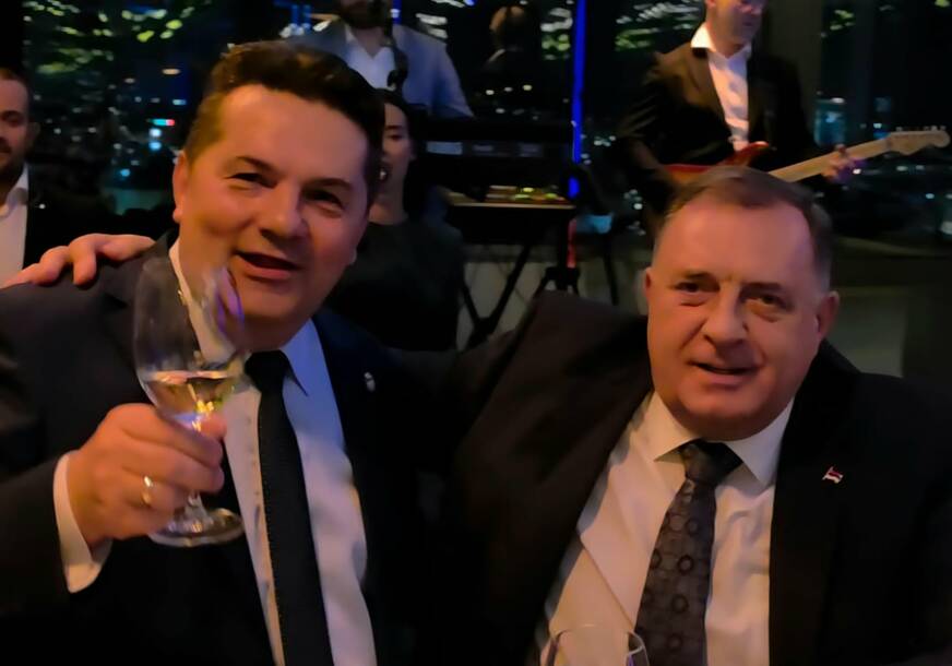 Zapjevali Dodik i Stevandić: 