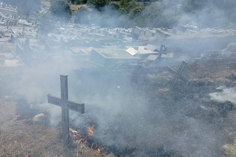 Požar na Novom groblju u Banjaluci, vatra zahvatila grobove (FOTO)