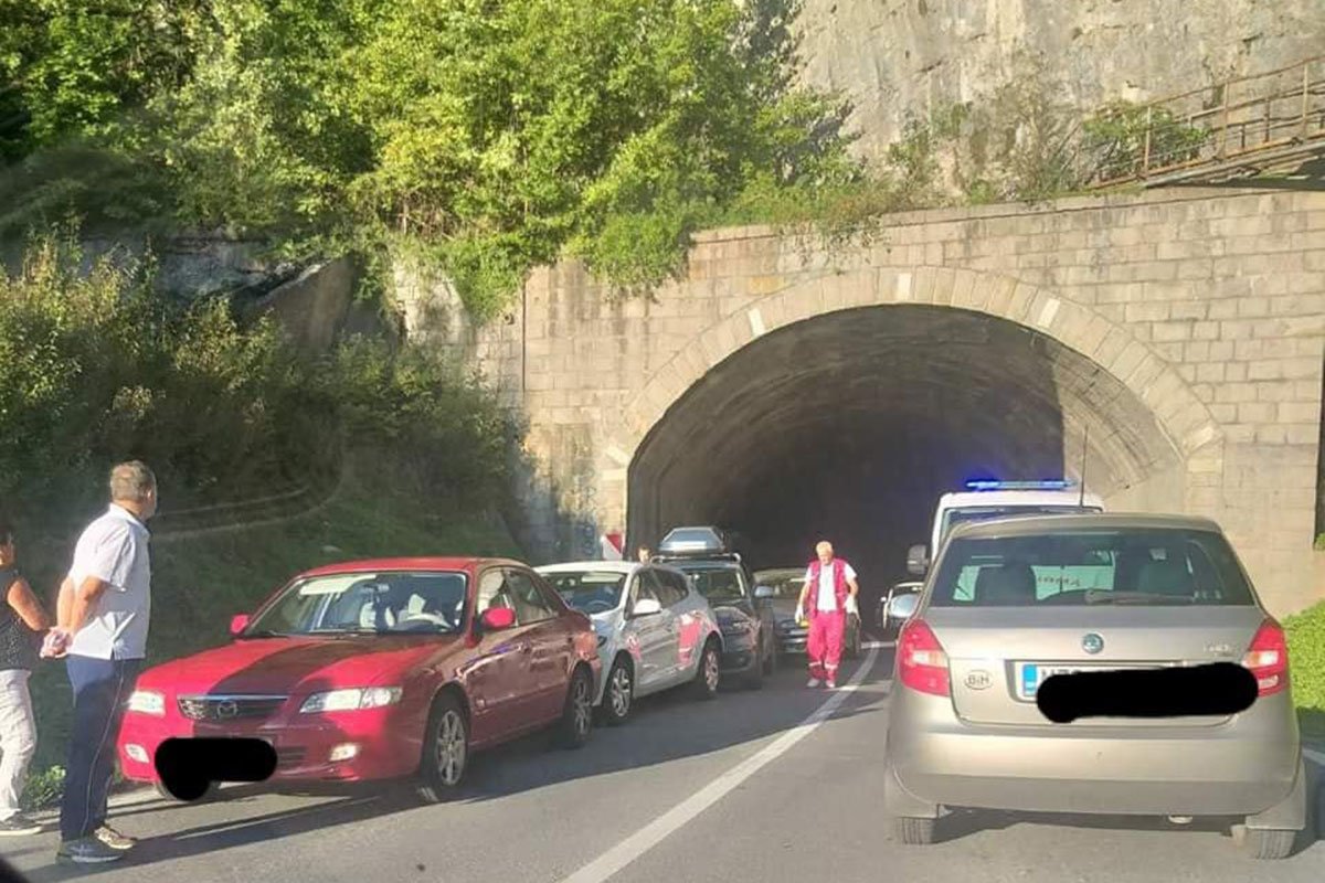 Pet vozila se sudarilo u tunelu u BiH, ima povrijeđenih