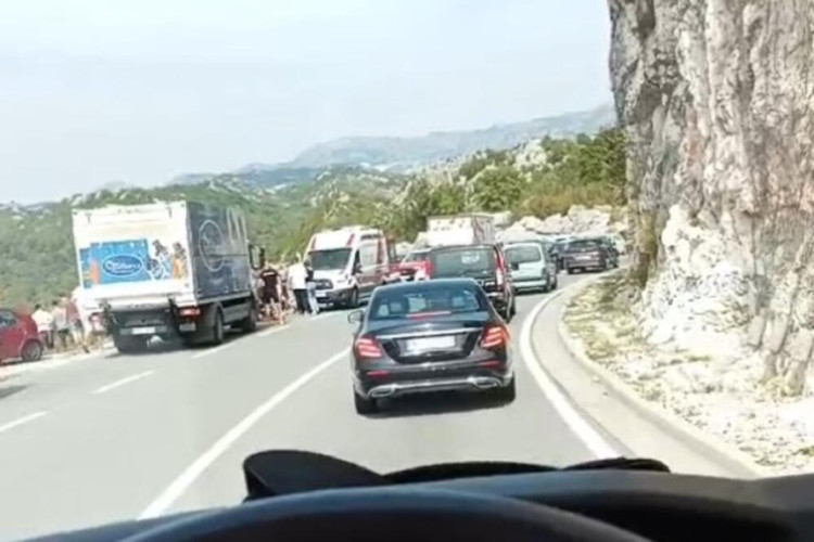 Autobus sletio u provaliju na putu Cetinje-Budva