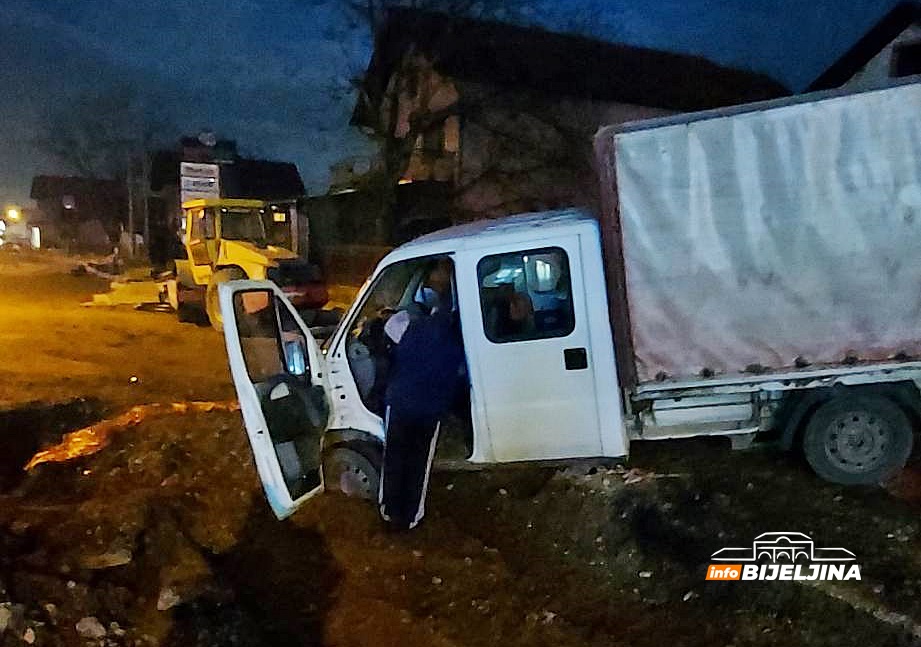 ISTA LOKACIJA, DRUGO VOZILO Nakon automobila, u “bijeljinsku rupu” upao i kamion (FOTO)