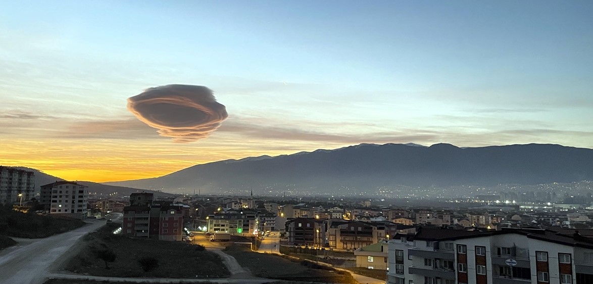 Ovo se ne viđa često: Fascinantni narandžasti lentikularni oblak lebdi iznad grada (FOTO)