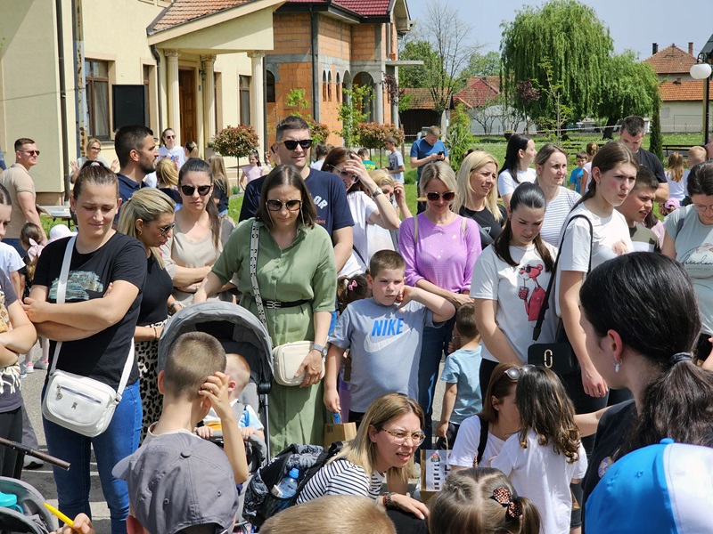 Vaskršnja radost u Ugljeviku: 220 mališana učestvovalo u potrazi za jajima /FOTO/