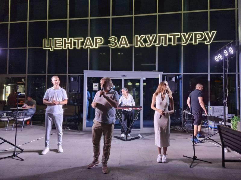 "Otvorena scena" okupila brojne građane: Nulta grupa priredila veče puno emocija i hitova