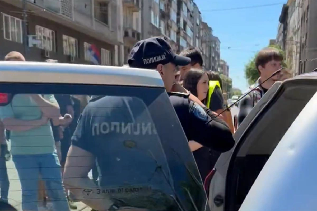 Incident u Beogradu: Oboren muškarac tokom blokade raskrsnice, uhapšen vozač