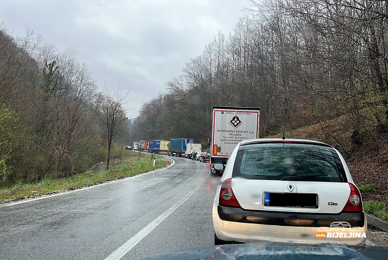 Nezgoda na putu Milići - Vlasenica, otežano odvijanje saobraćaja (FOTO)