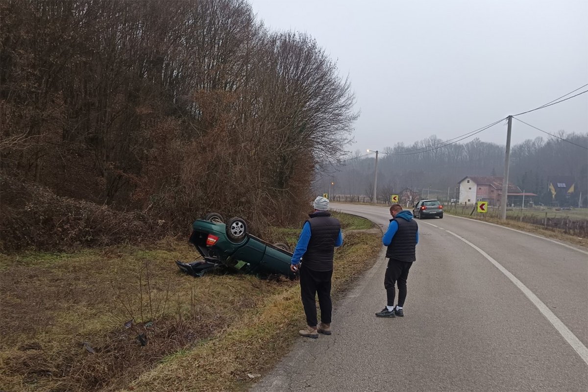 Automobil na krovu kod Banjaluke: 