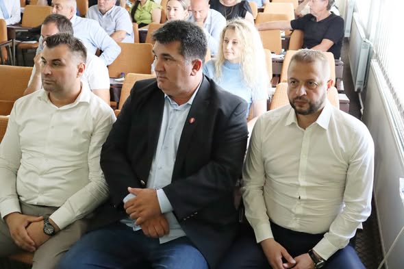 Održana sjednica Skupštine u Loparama: Odgovornim upravljanjem bužetom  obezbjeđuju dalji razvoj opštine