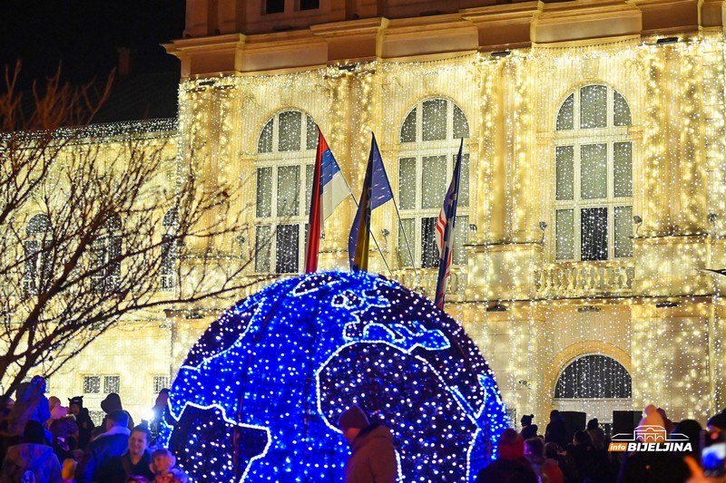 Zimska čarolija stigla u Bijeljinu: Centar grada odiše pretprazničnim raspoloženjem (FOTO)