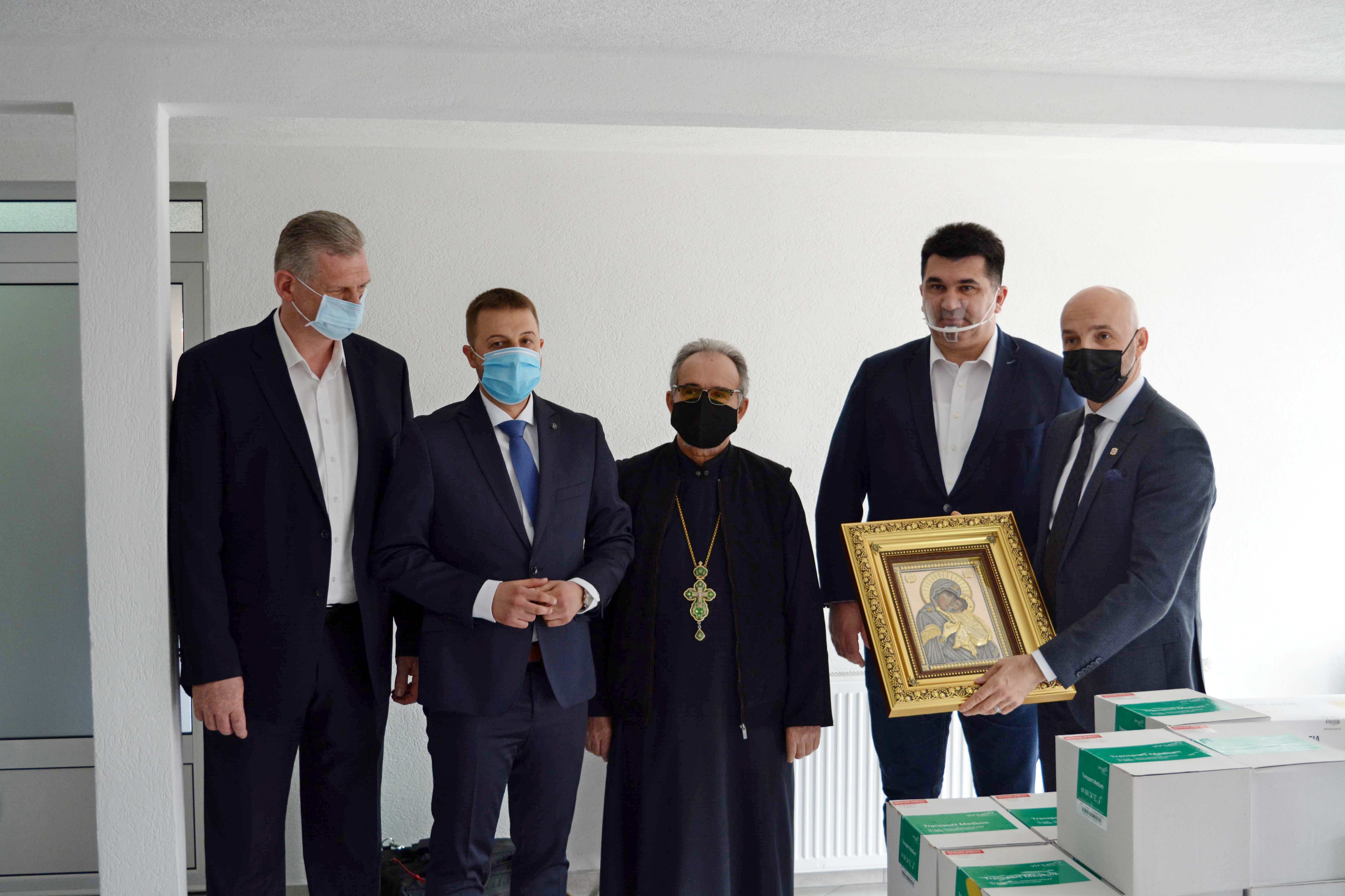 Miroslav Kojadinović donirao Domu zdravlja Lopare aparat za brzo testiranje antigena