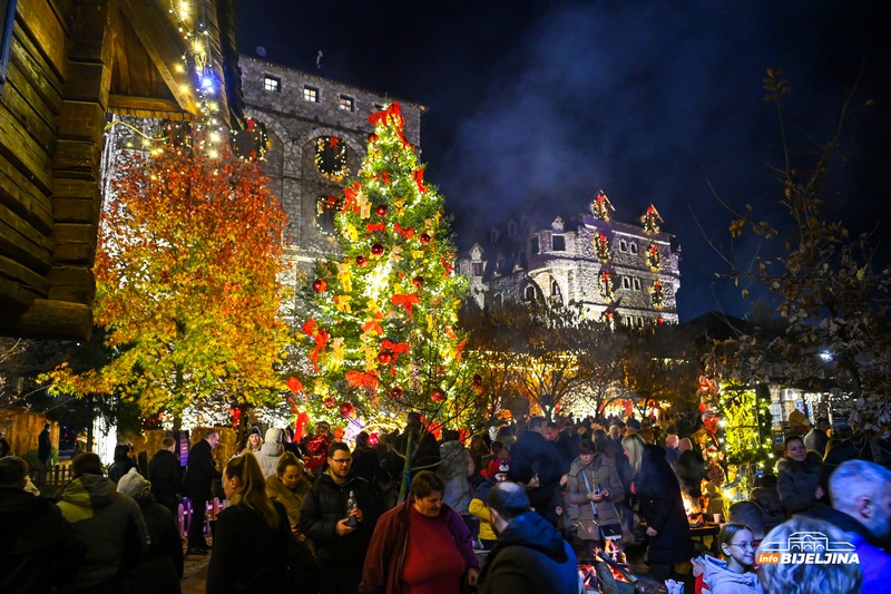 Svečano otvoreno Zimsko selo, spektaklu prisustvovali brojni građani (FOTO)