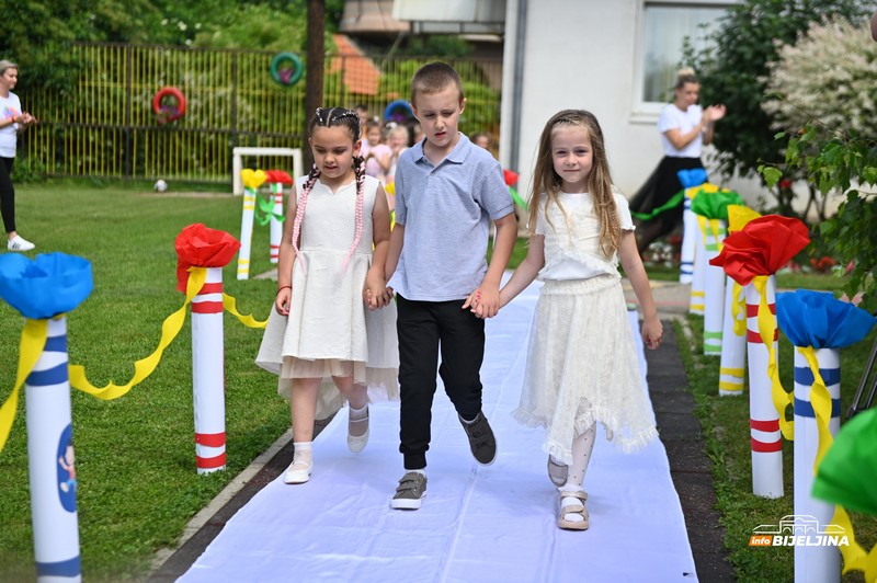 I predškolci obilježili maturu – rastanak sa vaspitačima, od septembra novo poglavlje (FOTO)