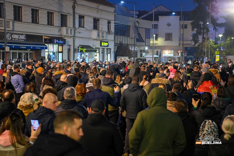 U Bijeljini skup podrške studentima: Tišina za 15 žrtava u Novom Sadu (FOTO)