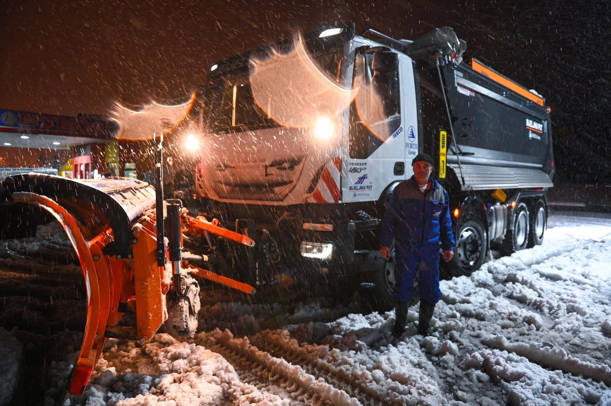 Ekipa portala InfoBijeljina na putu Bijeljina - Brčko: Kako izgleda posao vozača zimske službe?