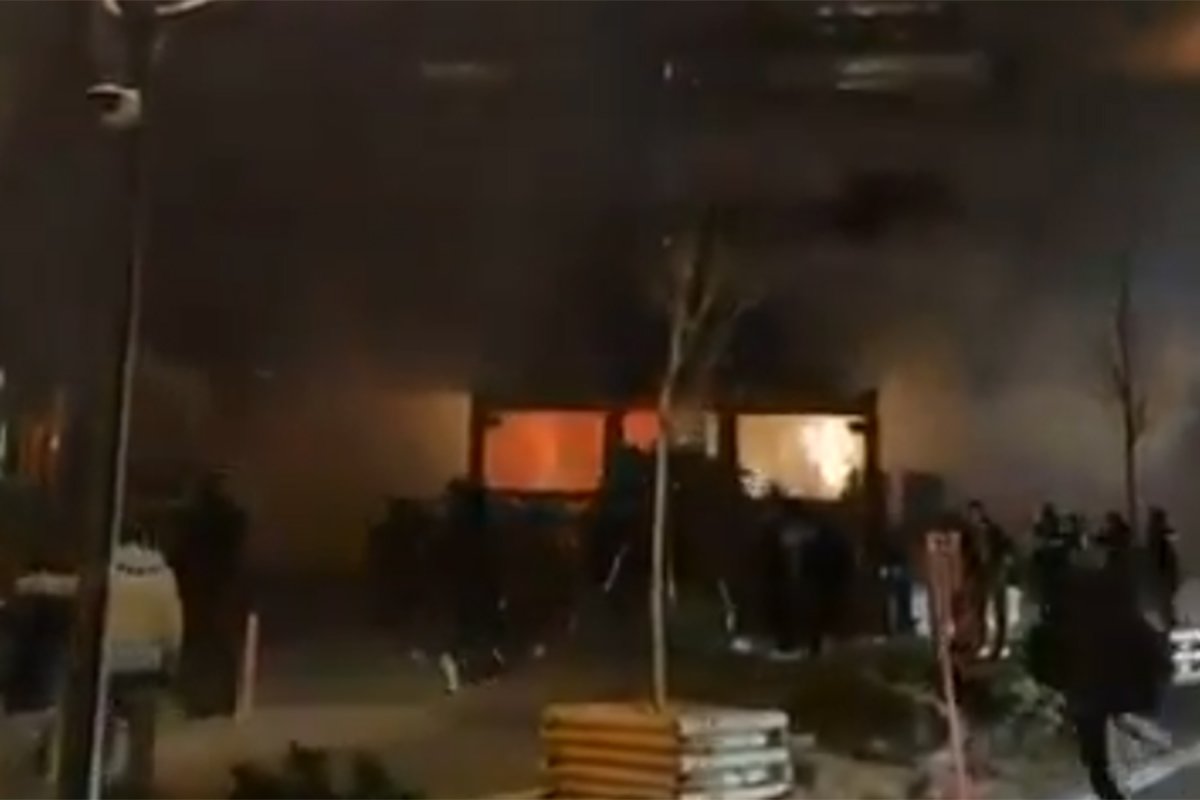 Užas na proslavi Nove godine: Velika eksplozija u švajcarskom zimovalištu, ima mrtvih (VIDEO)