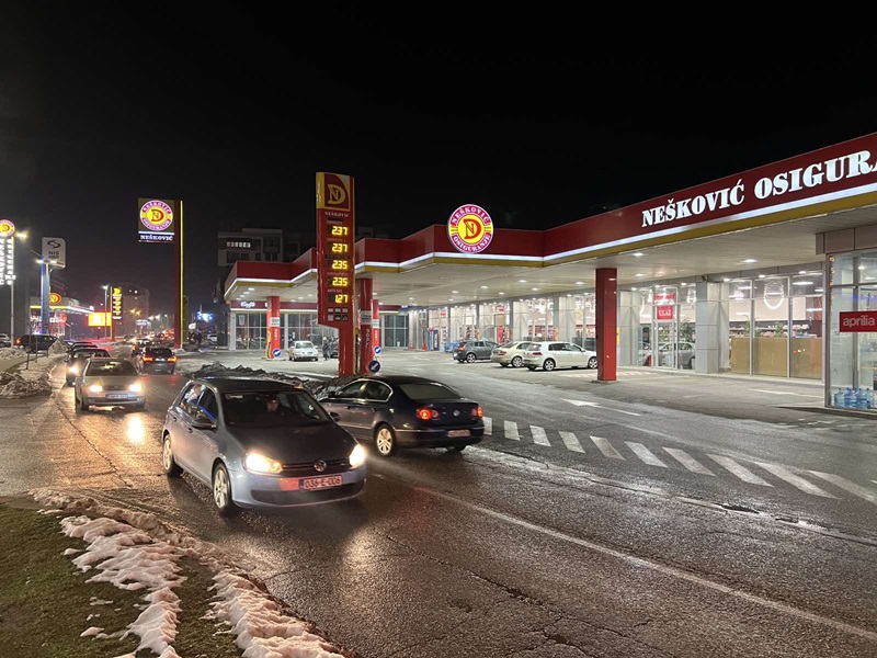 Novogodišnja vikend akcija kod “Neškovića” u Sremskoj: Gorivo jeftinije za 10 feninga, u marketu cijene niže 20 odsto