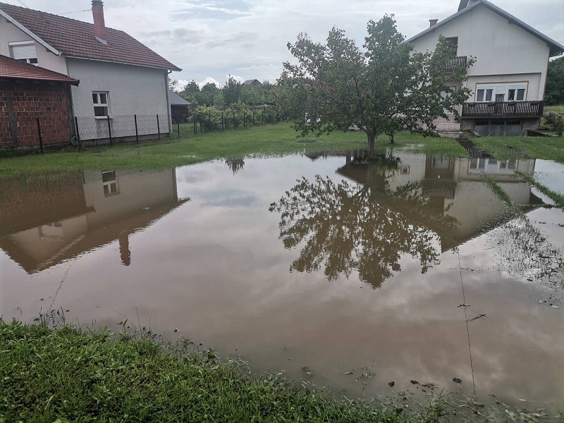 Glogovac pogođen nevremenom, voda ušla u podrume i domove (FOTO)