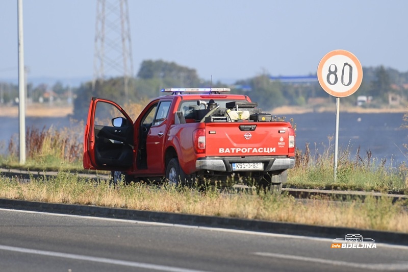 Spasojević: Požar prijetio da ide prema deponiji, borimo se sa vatrom i vjetrom (FOTO)