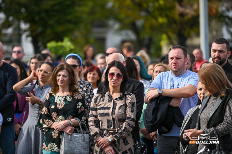 Bijeljina: Održan skup podrške nastavnici koju je povrijedio učenik (FOTO)