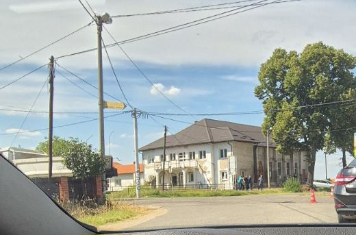 Udes kod Ugljevika: Učestvovali auto i kamion, put zatvoren (FOTO)