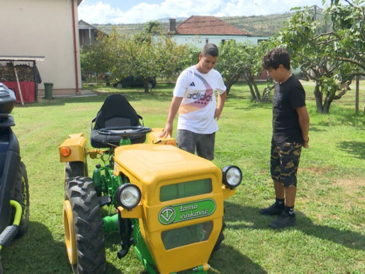Dušan (14) i Đorđe (12) radili cijelo ljeto i kupili traktor: „Šta će nam skupi telefoni“