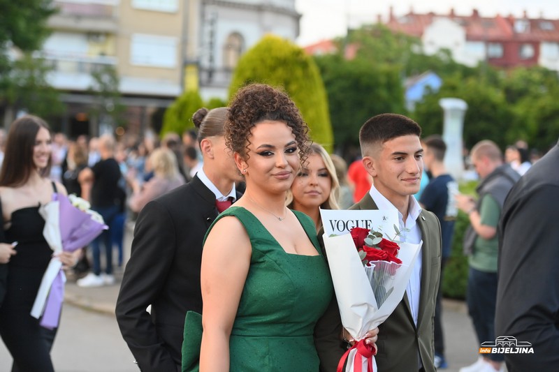 Maturanti Ekonomske i Srednje muzičke škole u Bijeljini večeras slave: Stekli znanje i prijateljstva (FOTO)