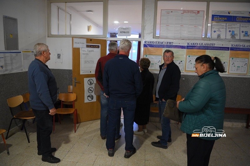 Problemi pri glasanju u Bijeljini: “Velika nervoza među biračima” (FOTO)