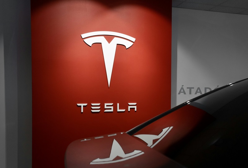 Teslin autopilot nije prepoznao voz, vozač se jedva spasio (VIDEO)